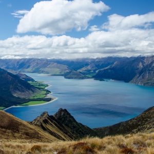 A closeup shot of the Isthmus Peak and a lake in New Zealand